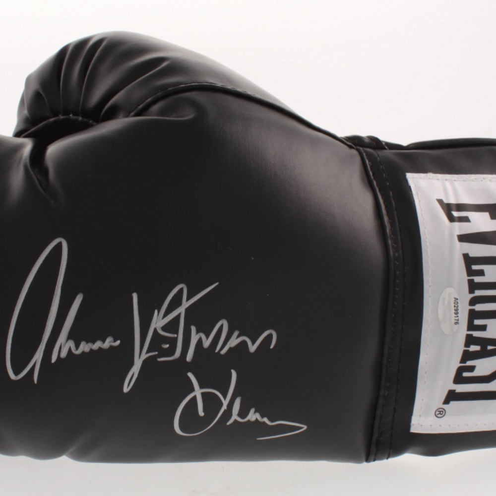 Thomas "Hitman"Hearns Signed Everlast Boxing Glove - Picture 1 of 3